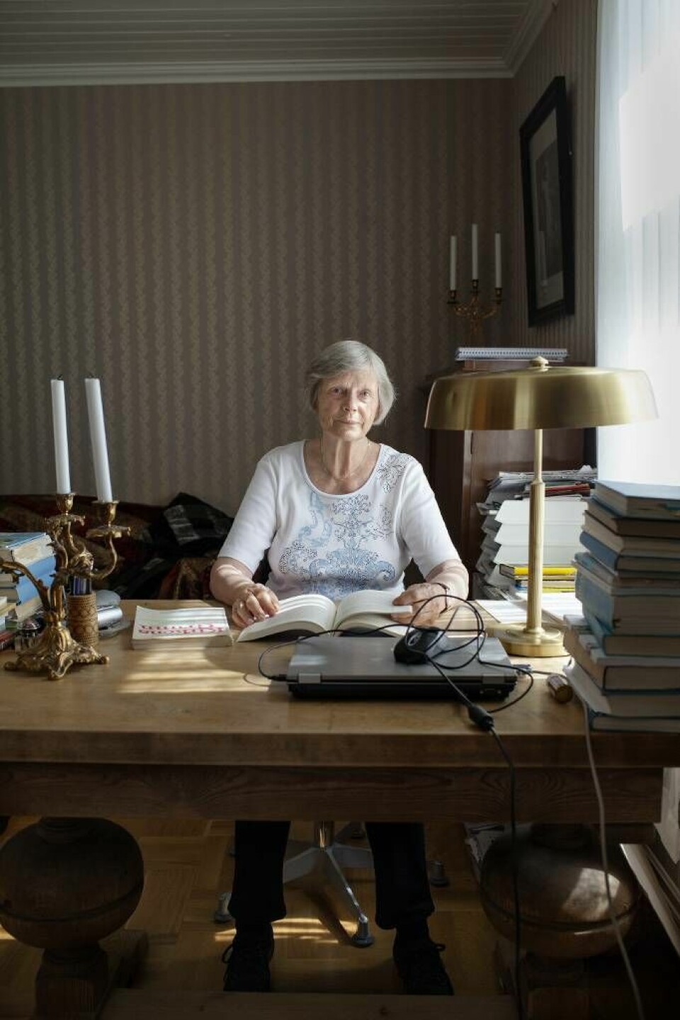 Ved skrivebordet i
Bestemorstua har Dagny Kaul brukt utallige timer. – Jeg bor egentlig i dette rommet, sier hun. Ved skrivebordet i
Bestemorstua har Dagny Kaul brukt utallige timer. – Jeg bor egentlig i dette rommet, sier hun.
