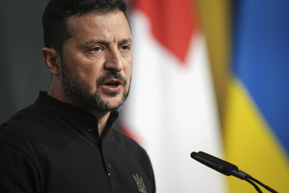 REAGERER: Ukraina kan ikke godta fredsforhandlinger uten å selv sitte rundt bordet, sier president Volodymyr Zelenskyj. Ukrainas president Volodymyr Zelenskyj. Foto: Laurent Cipriani / AP / NTB