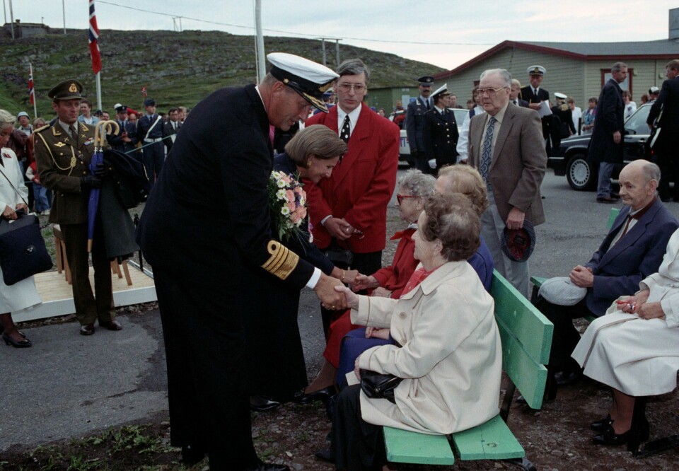 Kong Harald hilser på Signe Eriksen, Borgny Schanche (Midten) og Mally Eriksen i Kiberg i 1992. Signe og Mallys menn var partisaner under krigen. Kiberg 3. august 1992.
Kong Harald og dronning Sonja hilser på, nærmest Signe Eriksen, Borgny Schanche (Midten) og Mally Eriksen. Signe og Mallys menn var partisaner under krigen.
KONGEFERDEN 1992. Det norske kongeparet starter sin kongeferd i Nord-Norge. I løpet av 22 dager møter de folk på 62 forskjellige steder. Fra Frosta i Nord-Trøndelag til Grense Jakobselv i Finnmark.
Foto;Lise Aaserud / NTB / NTB