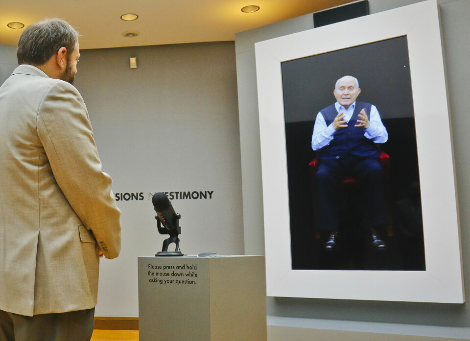 Pinchas Gutter, en 92 år gammel canadisk overlevende fra hele seks dødsleirer, var den første til å gi virtuelle vitnesbyrd om hva som skjedde med jødene under nazistenes regime. Her fra en vitnesbyrdinstallasjon ved Museet for Jødisk Arv i New York i 2017. Pinchas Gutter, en 92 år gammel canadisk overlevende fra hele seks dødsleirer, var den første til å gi virtuelle vitnesbyrd om hva som skjedde med jødene under nazistenes regime. Her fra en vitnesbyrdinstallasjon ved Museet for Jødisk Arv i New York i 2017. Foto: Bebeto Matthews / AP / NTB