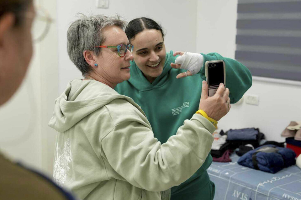 Emily Damari og moren Mandy ser på en telefon sammen etter at Damari ble frigitt som gissel av Hamas søndag. Foto: Det israelske militæret via AP / NTB Emily Damari sammen med sin mor Mandy søndag kveld etter løslatelsen. Foto: Den israelske hæren / AP / NTB