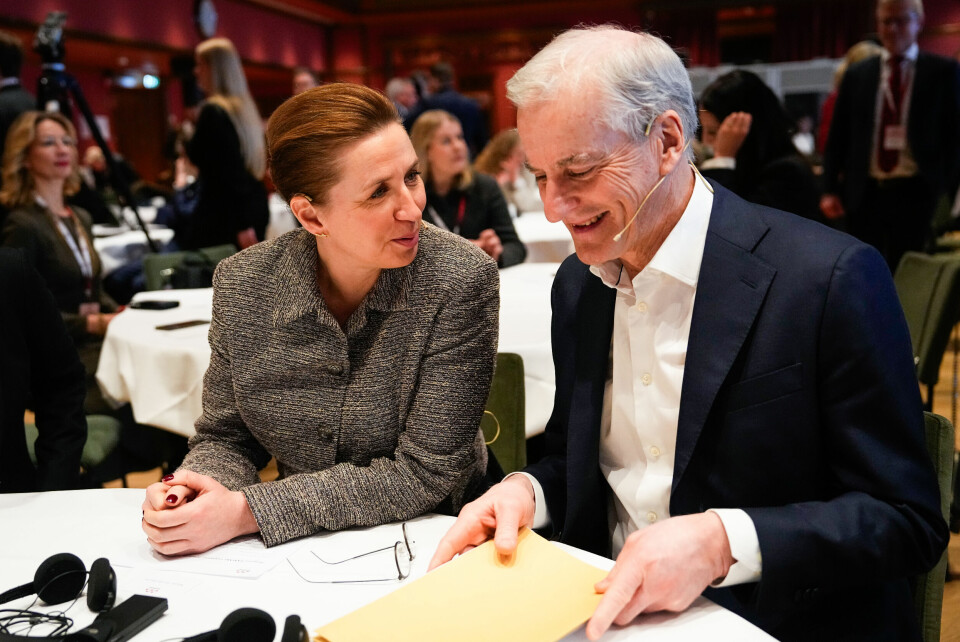 Danmarks statsminister Mette Frederiksen og statsminister Jonas Gahr Støre var tirsdag til stede på kongress for Arbeiderbevegelsens nordiske samarbeidskomité (Samak) i Oslo. Foto: Cornelius Poppe / NTB Danmarks statsminister Mette Frederiksen (t.v.) varsler opprusting. Hun sa i forrige uke at danskene skal bruke mer enn 3 prosent av BNP på forsvar, men understreket tirsdag at dette ikke er nok. Statsminister Jonas Gahr Støre (Ap) sier at også Norge på sikt vil komme seg opp på 3 prosent, men at det er uklart når dette skjer. Foto: Cornelius Poppe / NTB