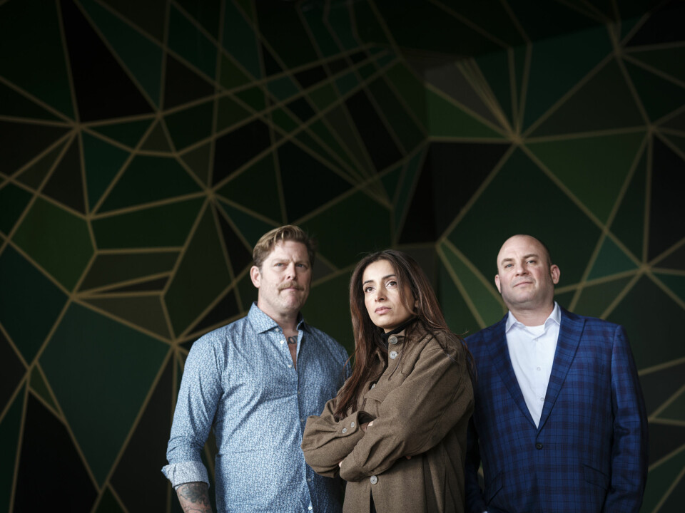 TRIO: Fram til han brøyt ut i 2019 leda Jeff Schoep (t.h.) organisasjonen National Socialist Movement, og ble intervjua i Deeyah Khans Emmy-prisvinnende film «White Right: Meeting The Enemy». I likhet med Arno Michaelis arbeider han nå med å forebygge ekstremisme. Deeyah Khan, Jeff Schoep og Arno Michaelis.