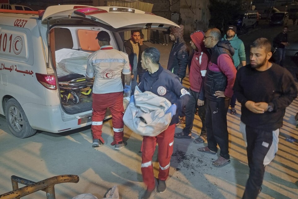 En ambulanse fraktet ofre etter et israelsk luftangrep til sykehus i Khan Younis natt til tirsdag. En ambulanse fraktet ofre etter et israelsk luftangrep til sykehus i Khan Younis natt til tirsdag. Foto: Mohammad Jahjouh / AP / NTB