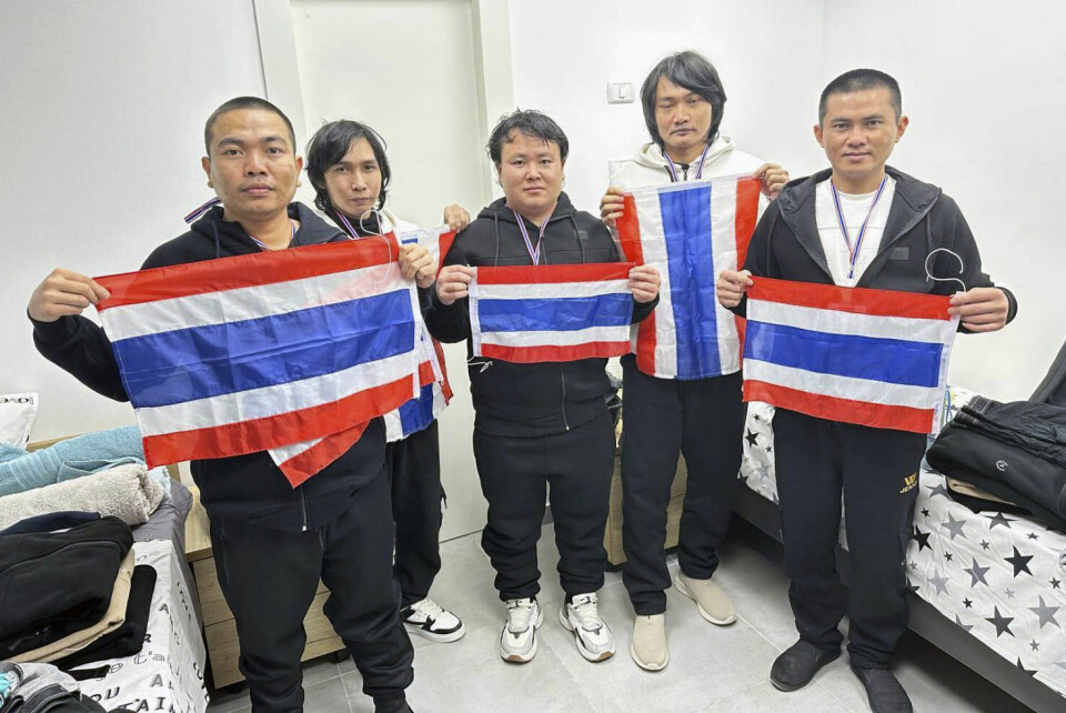 De thailandske gjestearbeiderne (fra venstre) Surasak Rumnao, Sathian Suwannakham, Bannawat Saethao, Watchara Sriaoun og Pongsak Thaenna holder opp det thailandske flagget etter at de ble løslatt og sendt til Israel torsdag. Foto: Royal Thai Embassy in Tel Aviv via AP / NTB De thailandske gjestearbeiderne (fra venstre) Surasak Rumnao, Sathian Suwannakham, Bannawat Saethao, Watchara Sriaoun og Pongsak Thaenna holder opp det thailandske flagget etter at de ble løslatt og sendt til Israel torsdag. Foto: Royal Thai Embassy in Tel Aviv via AP / NTB