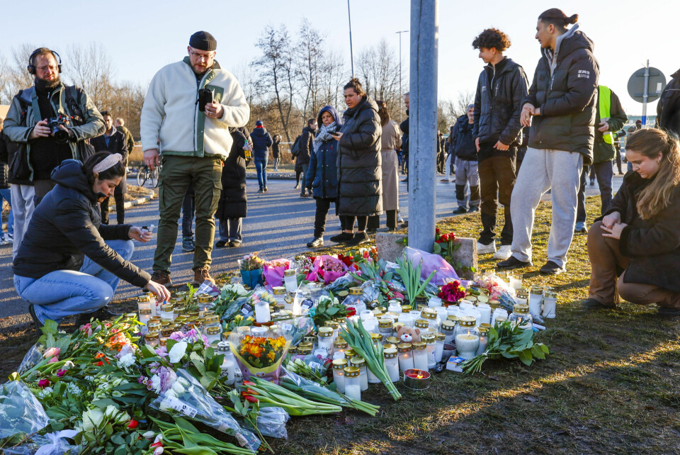 Folk legger ned blomster utenfor Campus Risbergska i Örebro, der ti personer ble drept tirsdag. Alle de døde er identifisert. Det er snakk om sju kvinner og fire menn, blant dem den antatte gjerningspersonen, opplyser politiet. Foto: Hans O. Torgersen / NTB Blomster legges ned utenfor Campus Risbergska i Örebro i Sverige etter skoleskytingen som tok elleve liv, inkludert gjerningsmannen. Det lokale museet ønsker å dokumentere dette. Foto: Hans Olav Torgersen / NTB