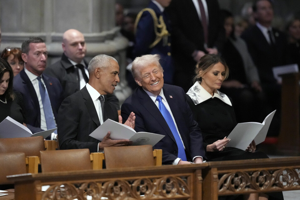 Barack Obama og Donald Trump smiler og ler sammen i forkant av bisettelsen av Jimmy Carter. Foto: Ben Curtis / AP / NTB Foto: Ben Curtis / AP / NTB