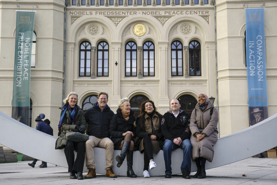 OPPSTILT: Møtedeltagerne sitter på «Fredsbenken» utenfor Nobels fredssenter. Fra venstre: Kommisjonsleder Claudia Lenz, Arno Michaelis, senterets direktør Kjersti Fløgstad, Deeyah Khan, Jeff Schoep og kommisjonsmedlem Hawa Muuse. Deeyah Khan, Jeff Schoep og Arno Michaelis.