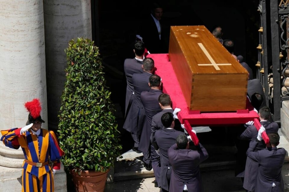 Vatican PopeKisten til pave Frans bæres inn i Santa Maria Maggiore-kirken der han skal gravlegges. Foto: Luca Bruno / AP / NTB(Foto: Luca Bruno/AP)