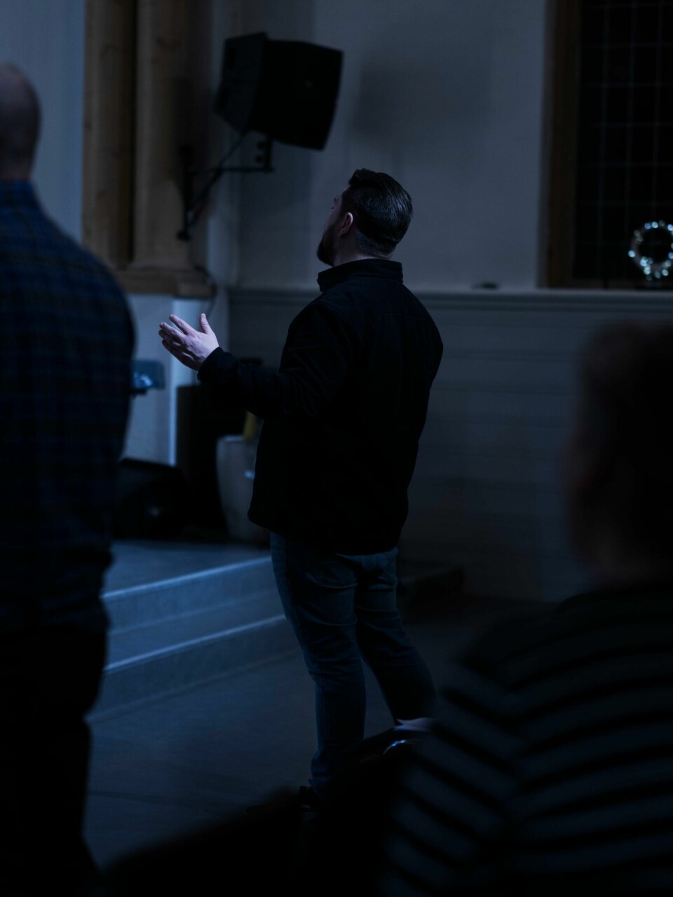 FJERN KULTUR: Steinar Lofnes er hovudpastor i Jesusfellesskapet i Bergen. Han fortel at han har opplevd kulturen blant eldre Israelsvener som fjern. Sak om unge Israelsvenner.