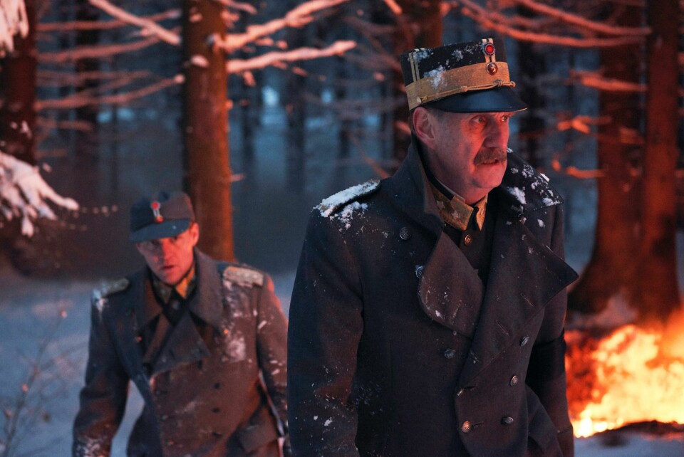 Kong Haakon (Søren Pilmark) og kronprins Olav (Tobias Santelmann, bak). Kong Haakon (Søren Pilmark) og kronprins Olav (Tobias Santelmann, bak).