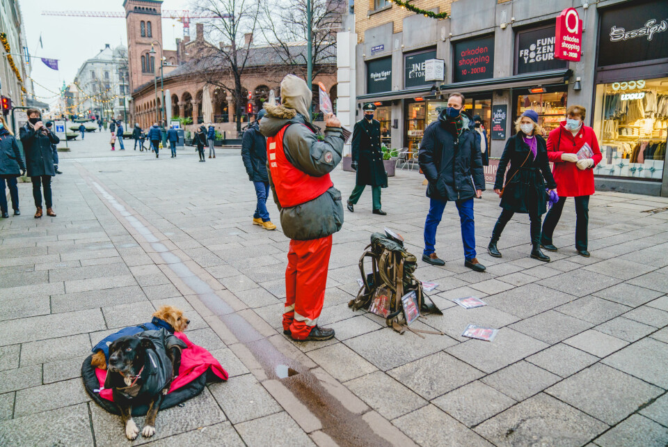 Kronprins Haakon sammen med ordfører i Oslo Marianne Borgen og biskop Kari Veiteberg hilser på en =-selger i Karl Johans gate i Oslo i forbindelse med et besøk til =Kaffeen og Krikens bymisjon.