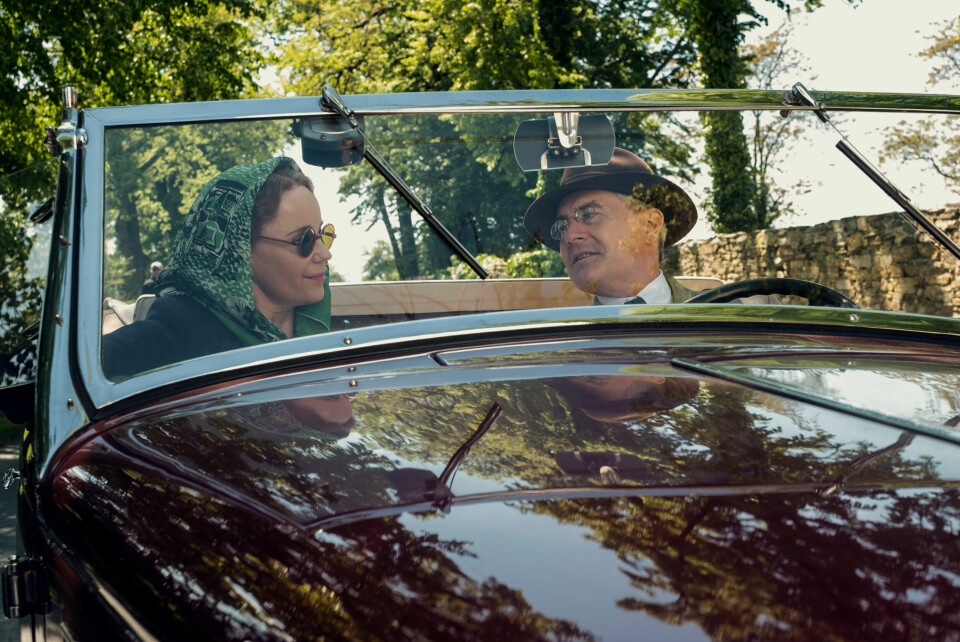 GODE VENNER: At kronprinsesse Märtha (Sofia Helin) hadde et vennskap med president Franklin D. Roosevelt og at det også gjorde at hun kunne spille en viktig rolle politisk og diplomatisk for Norge, er historikerne enige om. Men TV-serien Atlantic Crossing går enda et steg lenger, og antyder at den norske kronprinsessen var avgjørende for at USA valgte å låne krigsutstyr til de allierte, og deretter ble med i krigen på alliert side. Foto: Dusan Martincek/Cinenord/NRK