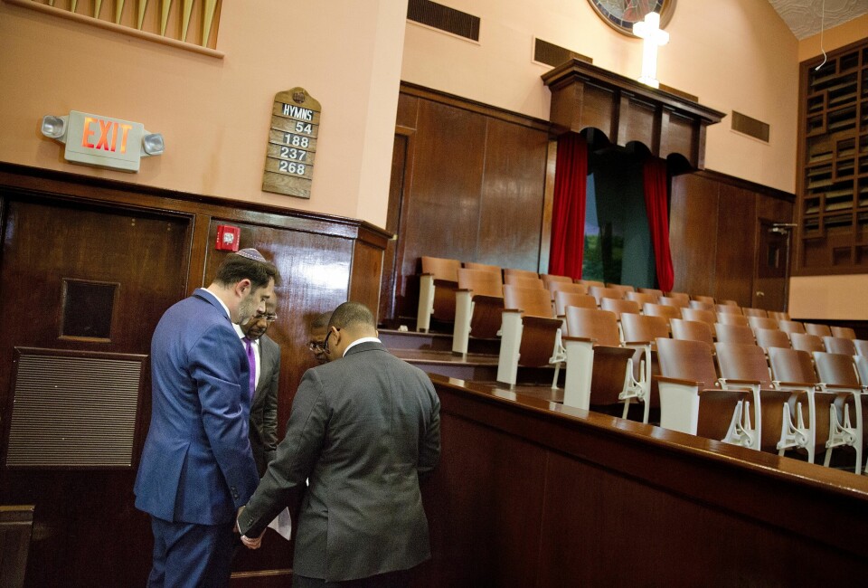 I BØNN: Rabbiner Peter Berg (til venstre),Raphael Warnock, pastor Timothy McDonald og Kevin Murriel i bønn i Ebenezer Baptist Church i 2018. (Foto: David Goldman/AP/NTB)