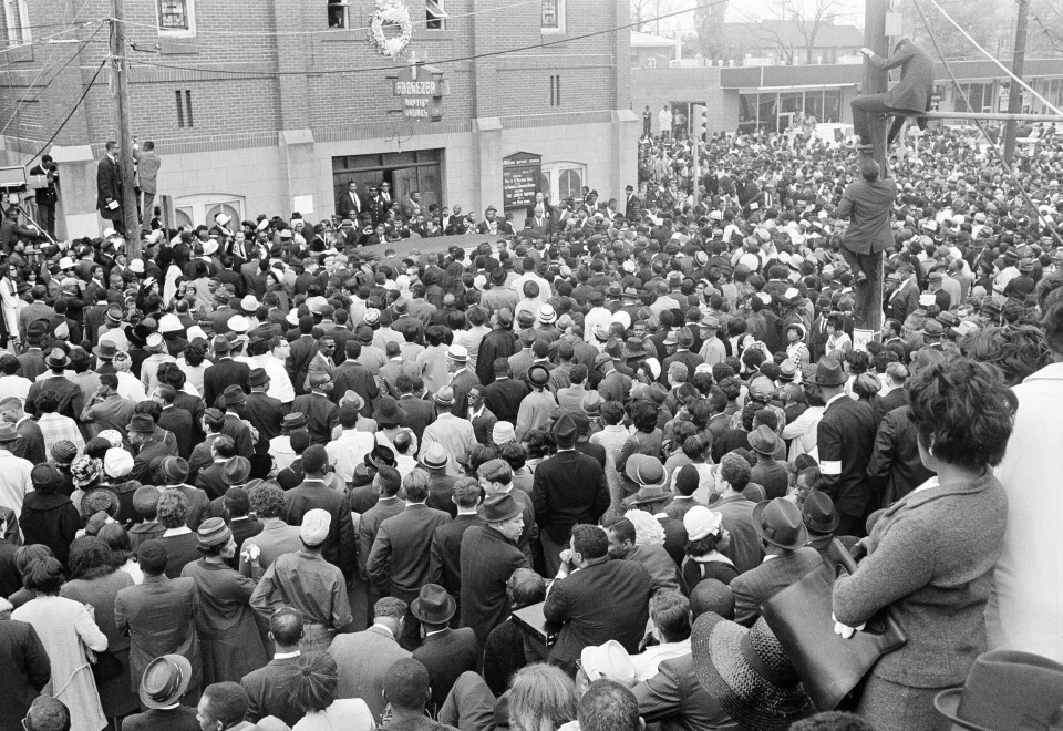 SORG: Folkemengden foran Ebenezer Baptist Church i Atlanta, 9.april, 1968. Kisten med Martin Luther King Jr. synes nesten ikke, men står foran døren til kirken. (Foto: Jack Thornell/AP/NTB)