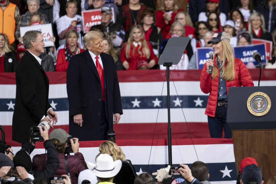 HJELP? President Donald Trump sammen med Kelly Loeffler og David Perdue under et folkemøte i Valdosta, Georgia, sist helg. Det var presidentens første offentlige opptreden etter valgtapet. Han skulle støtte de to republikanske kandidatene, men snakket mest om seg selv og «valgjukset».