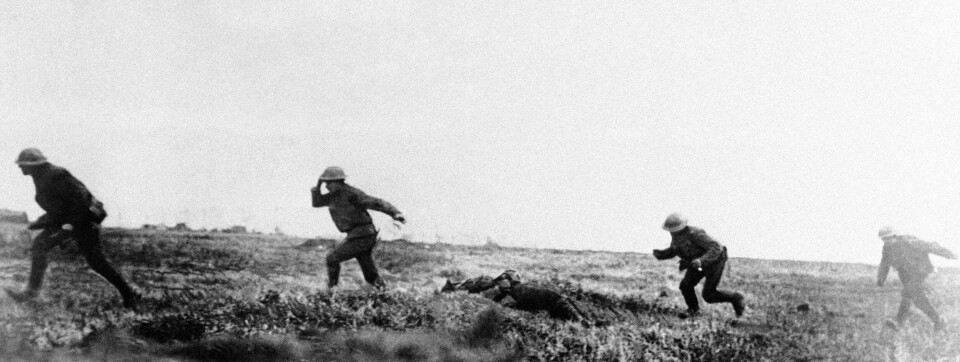 KRIGEN FORTSATTE: For mesteparten av frontlinjen så var freden over andre juledag. En tysk soldat skjøt to ganger i luften, og det var igjen krig. Bildet viser britiske soldater som løper fra kuleregnet under første verdenskrig. WW1