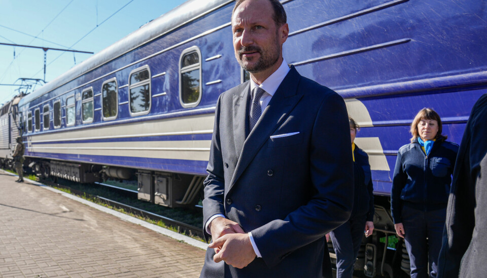 I KYIV: Kronprins Haakon ankommer togstasjonen i Kyiv i Ukraina. Kronprinsen og energiministeren Terje Aasland besøker det krigsherjede landet for å understreke Norges støtte til landet.