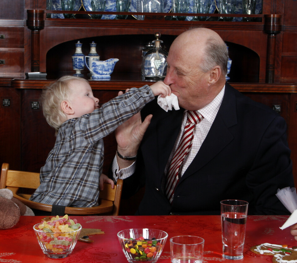 JULEN 2007: Prins Sverre Magnus syntes nok kong Harald trengte å tørke seg rundt munnen etter å ha smakt på kakepynten, da kongefamilien pyntet pepperkaker som prinsebarna hadde laget.
