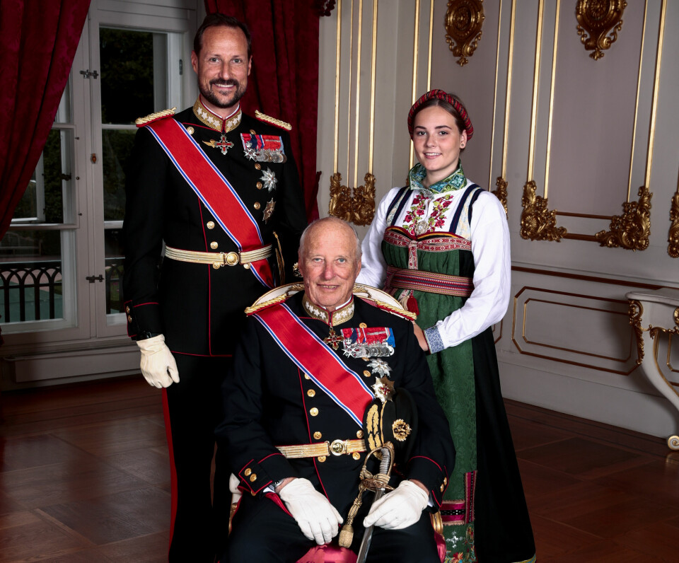 ARVINGENE: Arverekkefølgen til tronen er: Kong Harald, kronprins Haakon og prinsesse Ingrid Alexandra. Her er de tre fotografert ved Prinsesse Ingrid Alexandras konfirmasjon.
