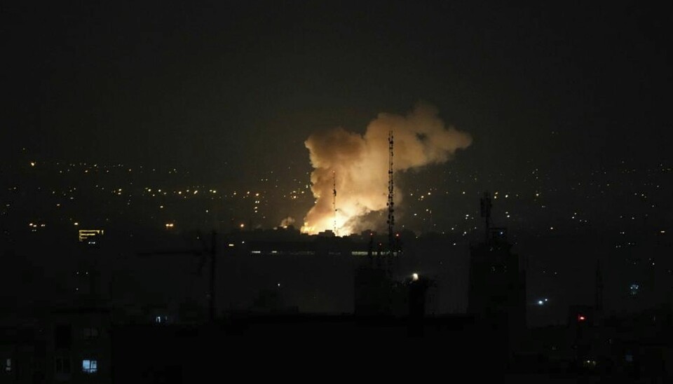 Røyk stiger opp etter en eksplosjon i Teheran, Iran, fredag 13. juni 2025. Israel angrep Irans hovedstad tidlig fredag.