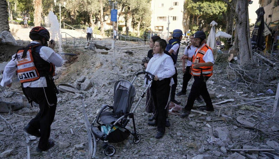 Redningsarbeidere evakuerer beboere fra et område i Haifa.