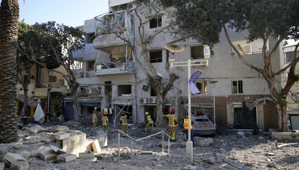Brannmannskaper på plass i Haifa, der en iransk rakett skal ha slått ned.