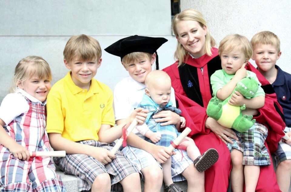 STORFAMILIEN: Da Catherine Pakaluk tok doktorgraden ved Harvard som 34-åring i 2010, var Eliza (5), Nicholas (8), Joseph (10), Blaise (6 måneder), Mark (1) og Greg (7) med på feiringen. Siden den gang har det kommet to barn til.