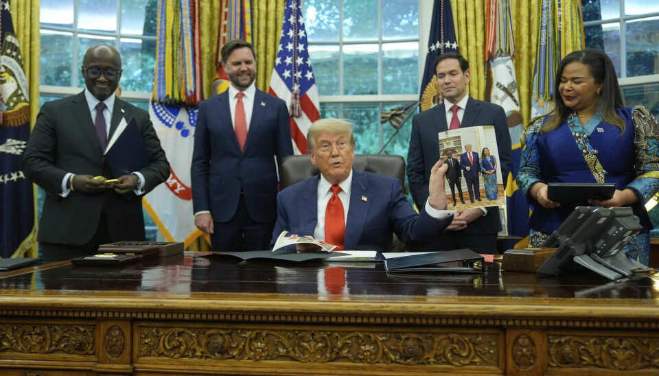 VIL HA FREDSPRISEN: President Donald Trump holder opp et foto under møtet med Kongos utenriksminister Therese Kayikwamba Wagner (t.h) og Rwandas utenriksminister Olivier Nduhungirehe (t.v.). Med på møtet var også visepresident JD Vance og utenriksminister Marco Rubio. Trump mener han bør få fredsprisen for fredsavtalen mellom Kongo og Rwanda.
