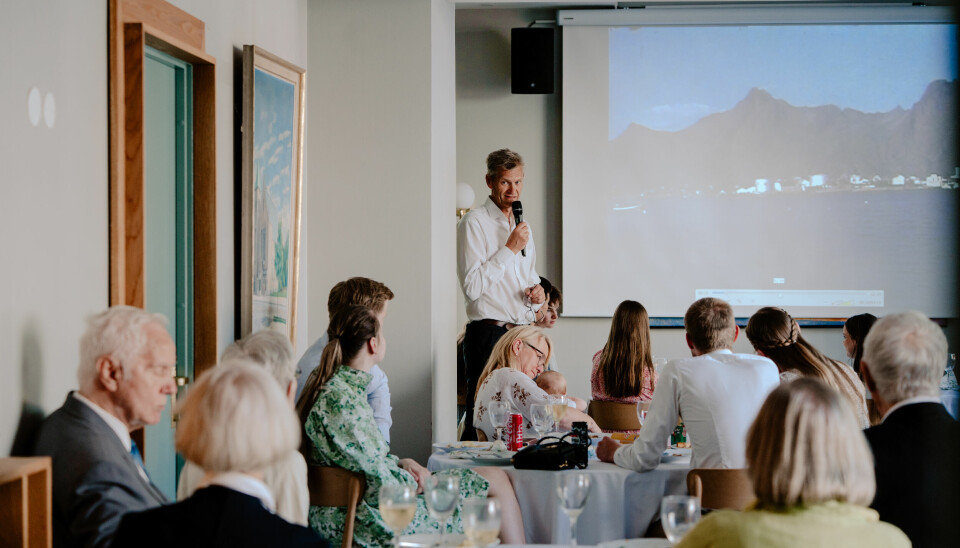 Anna og Christian Andersen feirer sitt diamantbryllup i Frogner kirke. Eldstesønn Svein Gunnar Andersen kommenterer under en bilderamvisning.