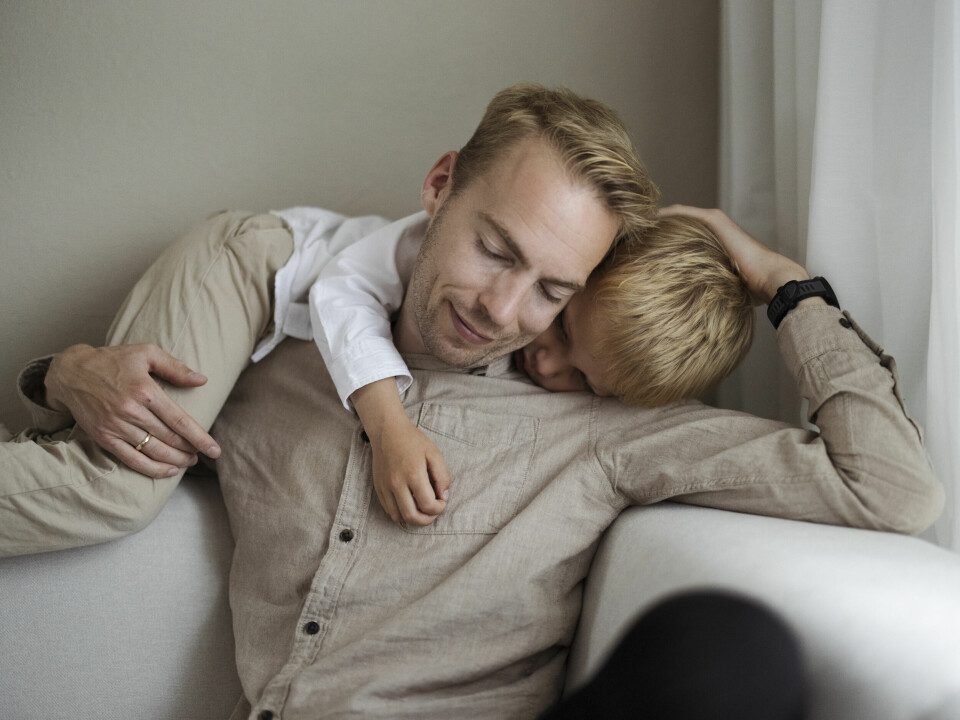 FAMILIE: Dei to borna haldt Kristian Siljuholtet gåande i den vanskelege tida.