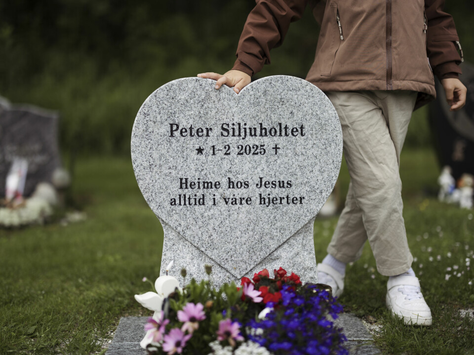 HEIME HOS JESUS: Storebror Samuel støttar seg på veslebror si grav.