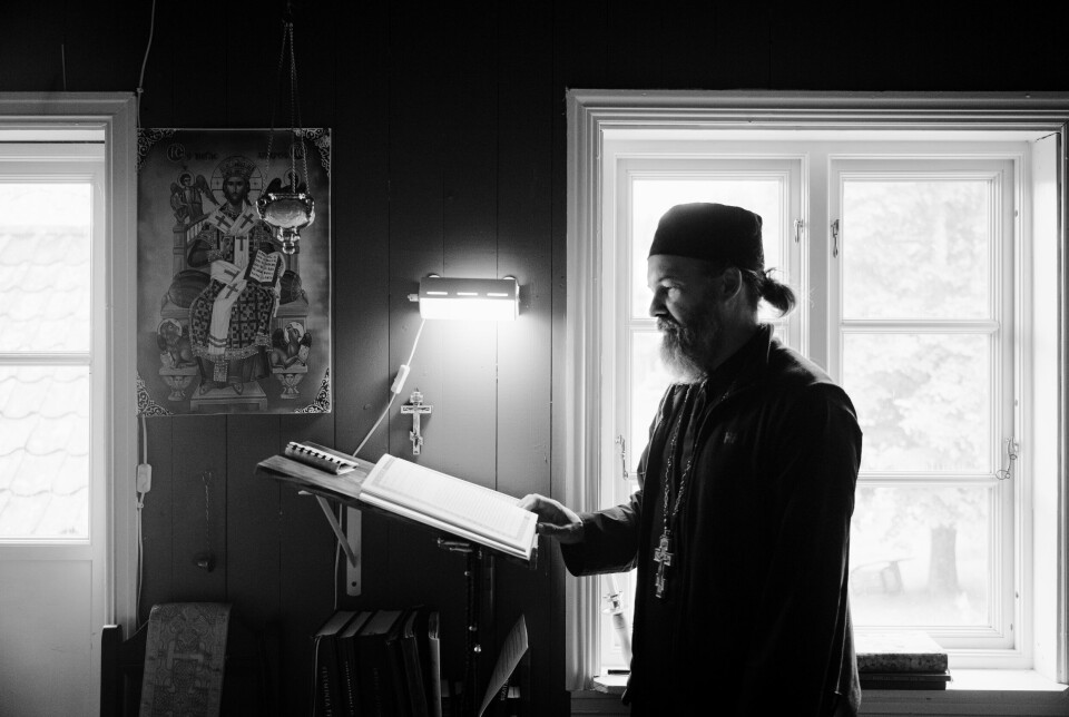 TIDLIG MORGEN: En gang hadde de besøk av et munk og da stod de opp klokken fire for å rekke liturgi og morgenbønn før Johannes skulle på jobb. – Jeg får en helt annen kraft av å starte dagen slik. Det har ikke så mye å si om jeg er trøtt eller sulten. Gud gir meg det jeg trenger uansett.