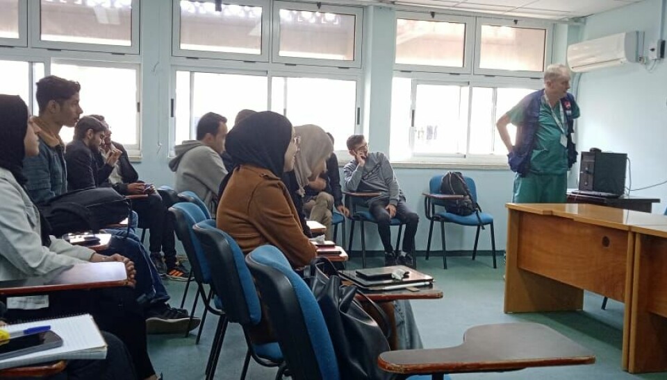 UNDERVISER: Her underviser Fosse medisinstudentar på European Gaza-sjukehuset i april i år. 13. mai vart sjukehuset bomba av israelske styrkjer Lege Erik Fosse i Gaza. Her underviser han medisinstudentar på European Gaza-sjukehuset i april i år.