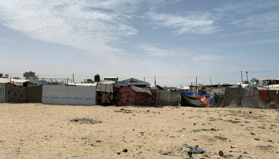 TVANGSFLYTTING: Al-Mawasi-leiren ute ved kysten av Gazastripa. Denne skal no etter planen tømmast og palestinarane skal tvangsflyttast av IDF til «den humanitære byen» i Rafah. Al-Mawasi -leiren ute ved kysten av Gazastripa. Denne skal no tømmast for folk av Israel