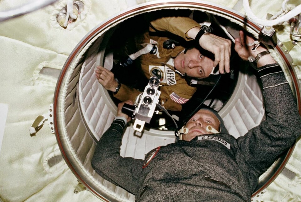 SAMMENKOBLING: – Til tross for all konflikt og mistenksomhet er det mulig å åpne rom for fredelig samarbeid, skriver innsenderne. På bildet: Astronaut Thomas P. Stafford og kosmonaut Aleksei A. Leonov i luka som forbinder Apollo og Sojuz. Astronaut Thomas P. Stafford og kosmonaut Aleksei A. Leonov ses ved luka som leder fra Apollo-koblingsmodulen (DM) til Sojuz’ bane-modul (OM) under det felles amerikansk-sovjetiske Apollo-Sojuz testprosjektet (ASTP) i jordbane. Kosmonaut Leonov er i OM, og astronaut Stafford er i DM. Leonov holder et kamera. Apollo-mannskapet besto av astronautene Thomas P. Stafford, som var kommandør, Donald K. 'Deke' Slayton, som var pilot for koblingsmodulen, og Vance D. Brand, som var pilot for kommandoseksjonen. Sojuz 19-mannskapet besto av kosmonautene Aleksei A. Leonov, som var kommandopilot, og Valerij N. Kubasov, som var flyingeniør.
