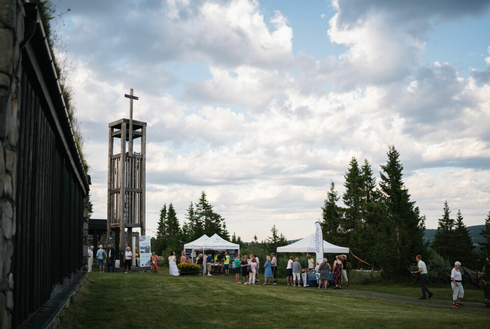 ÅPNINGSDAG: Det var fullt kirkerom under åpningen av den 10. Sommerfestuka på Sjusjøen.