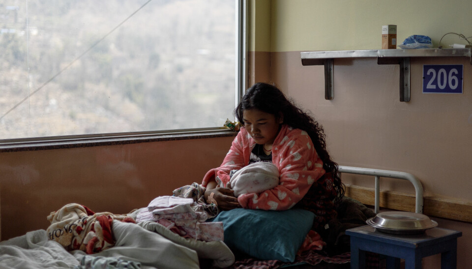 FØDESTUA: I en eim av middag, baby og kroppsvæsker sitter Amrita Nepali med sitt nyfødte barn. Det er ingen fred å få i den åpne avdelingen.