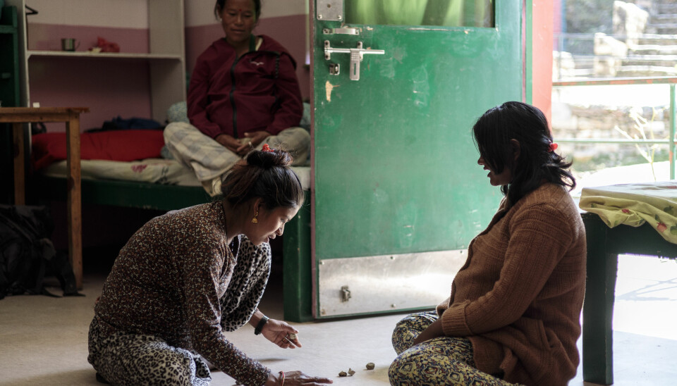 MENS DE VENTER: I mellom klesvask og matlaging spiller Lakshmi, Anita og Chet Kumari litt stein, en lek mange unge i Nepal kjenner til.