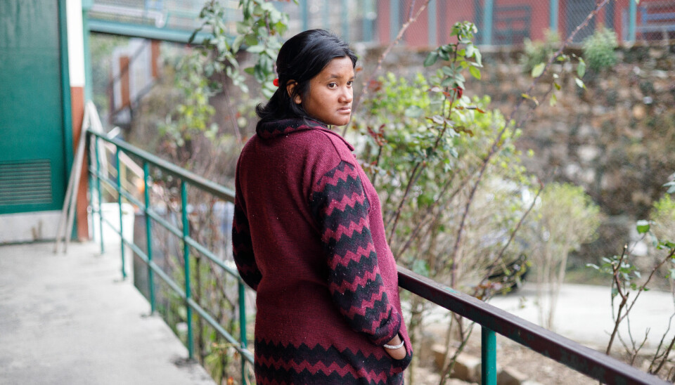 UNG OG GRAVID: Anita Pariyar er inne i den tredje uka på mødreventehjemmet. Selv vet hun ikke hvor langt hun er på vei i graviditeten.