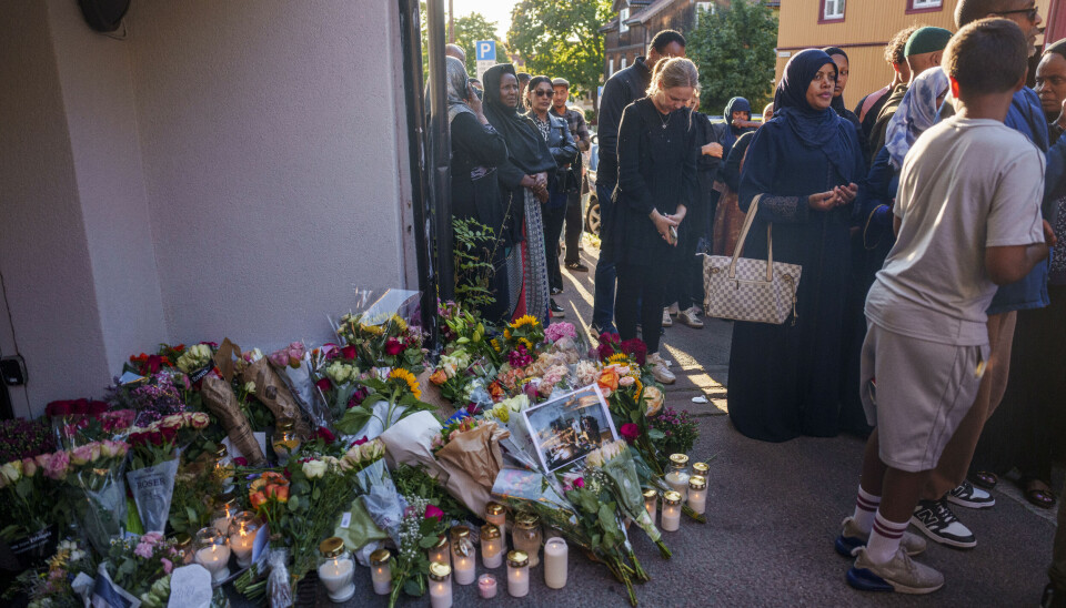 SØRGER: Flere titalls mennesker samlet seg på Kampen i Oslo for å minnes Tamima Nibras Juhar, som ble drept på et hybeltiltak tilknyttet barnevernet natt til søndag.